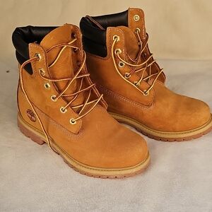 Timberland Womens Boots in Tan and Black